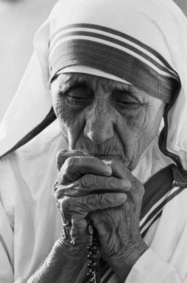 Mother-Teresa-praying-rosary