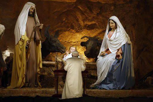 benxvi-venerating-nativity